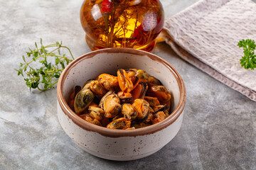Fototapeta premium Peeled mussels heap in the bowl