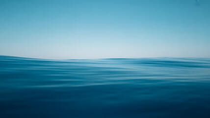 Obraz premium Calm ocean surface under clear blue sky