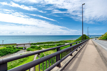 日本海の水平線が見える絶景を見ながら海沿いの道を散歩する。