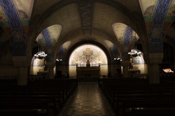 Fototapeta premium Basilique Sainte Thérèse de Lisieux, de style romano-byzantin, et construite au 20ème siècle, crypte de la basilique, ville de Lisieux, département du Calvados, France