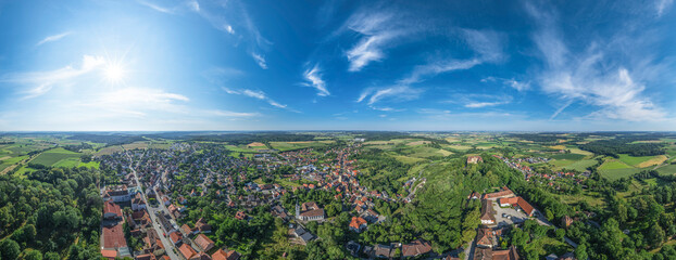 Panorama der Stadt Schillingsfürst in Mittelfranken aus der Vogelpersepktive 