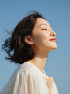 푸른 하늘과 여성 모델