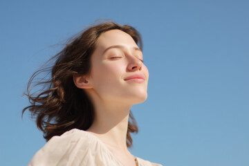 푸른 하늘과 여성 모델