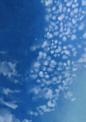 鱗雲、ひつじ雲の浮かぶ、秋の空の背景イラスト素材