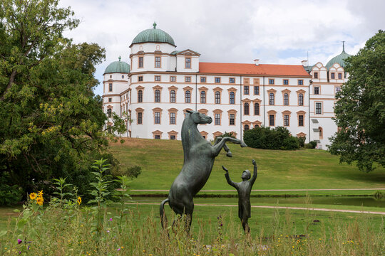 Schlosspark mit Denkmal am Celler Schloss