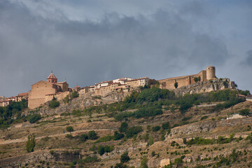 Obraz premium Imposing landscape of the medieval town of Cantavieja, Teruel, with its houses challenging the cliff's edge