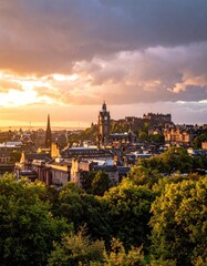 Obraz premium Edinburgh cityscape at sunset, with historical buildings and lush greenery