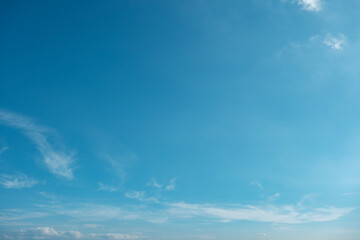 Obraz premium ふわふわした薄い雲と夏のようなさわやかな青空 風に流れる雲と美しい天気 秋の空 