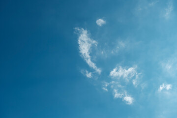 ふわふわした薄い雲と夏のようなさわやかな青空　風に流れる雲と美しい天気 秋の空	