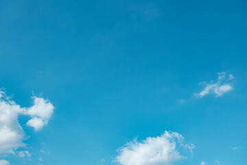 ふわふわした薄い雲と夏のようなさわやかな青空　風に流れる雲と美しい天気 秋の空	