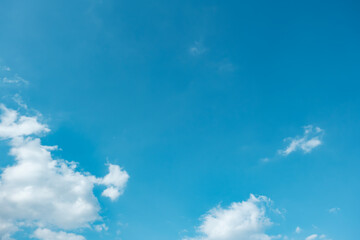 ふわふわした薄い雲と夏のようなさわやかな青空　風に流れる雲と美しい天気 秋の空	