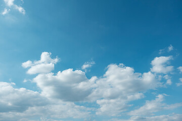 ふわふわした薄い雲と夏のようなさわやかな青空　風に流れる雲と美しい天気 秋の空	