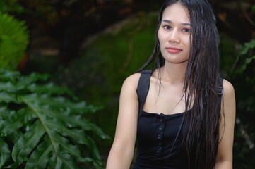 Naklejka premium Young Woman in Nature Wearing Black Outfit During Hiking Adventure