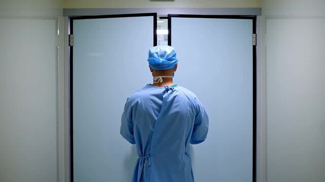 Chirurgien entrant dans le bloc op&eacute;ratoire