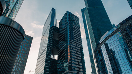 Obraz premium bottom view of the tall skyscrapers of the business district of a modern city