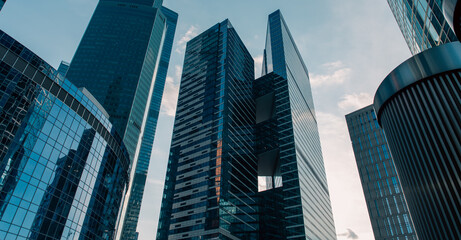 Obraz premium bottom view of the tall skyscrapers of the business district of a modern city