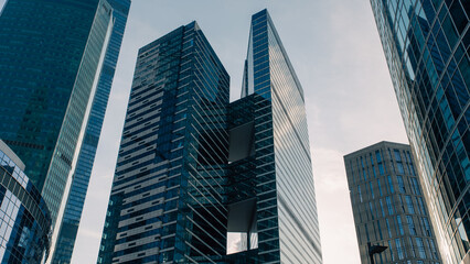 Obraz premium bottom view of the tall skyscrapers of the business district of a modern city