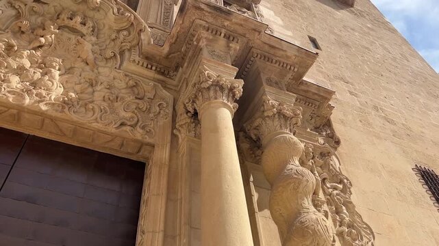 Detalle de las esculturas barrocas en la portada de la iglesia de Santa Mar&iacute;a, Alicante, 4K