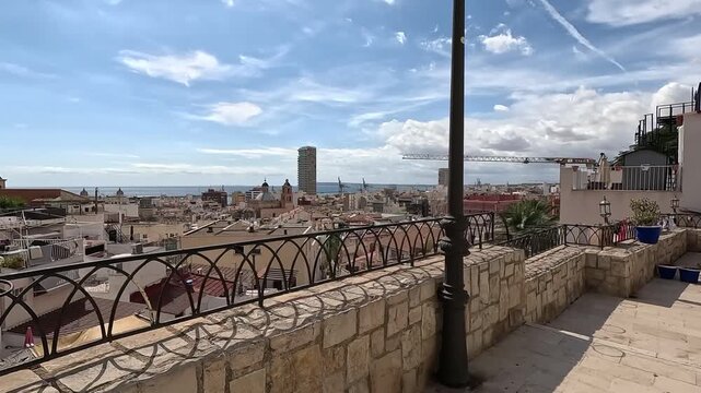 Turista pasando por la entrada del Castillo de Santa B&aacute;rbara en Alicante, 4K
