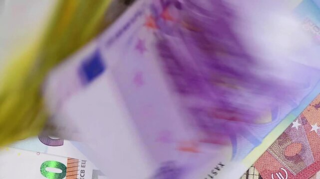 Viele Euro Geldscheine fliegen zusammen auf einen Haufen