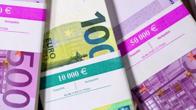 Viele Euro Banknoten und Geldscheine rotieren im B&uuml;ndel