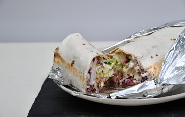 Dürum in alufolie vpm Döner imbiss fastfood lecker frisch