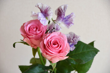 薔薇とスイートピー