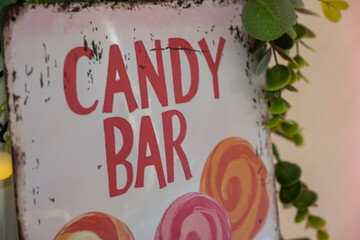 plaque en métal ancienne peinte candy bar pour service de bonbons et sucrerie