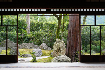 木々の緑が美しい京都の寺院の境内の風景