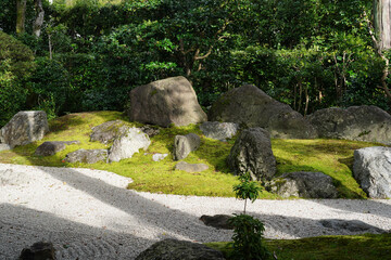 木々の緑が美しい京都の寺院の境内の風景