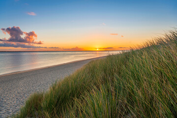 Sandstrand im Sonnenaufgang am Ellenbogen auf der Nordseeinsel Sylt, Deutschland