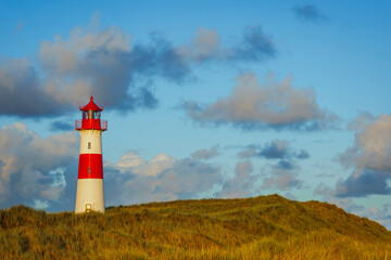 Der Lister Leuchtturm im Morgenlicht am Ellenbogen auf der Insel Sylt, Deutschland