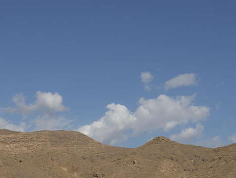 monta&ntilde;as aridas sin vegetacion cielo azul  nubes 