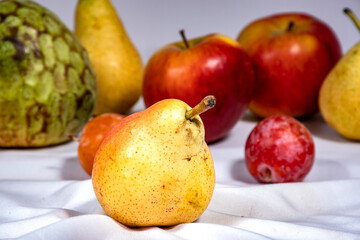 primer plano de una pera imperfecta., las mas buenas con fondo blanco y frutas variados