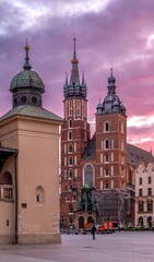 Rynek Główny w Krakowie z Kościołem Mariackim, Sukiennicami i Ratuszem o wschodzie słońca. © Michal45