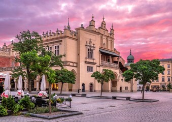Rynek Główny w Krakowie z Kościołem Mariackim, Sukiennicami i Ratuszem o wschodzie słońca. © Michal45