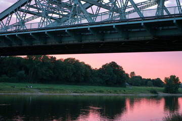 Blick am Abend über die Elbe, darüber die Elbbrücke