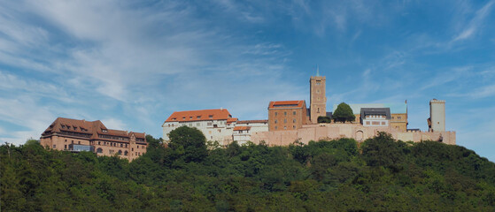 blick auf die westseite der wartburg oberhalb der lutherstadt eisenach