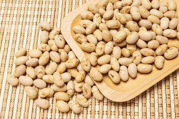 四角い竹皿に入った節分の豆