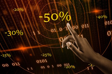Touche du doigt la r&eacute;duction de 50% pour repr&eacute;senter en p&eacute;riode de soldes des achats sur internet, le web avec un fond de donn&eacute;es binaires