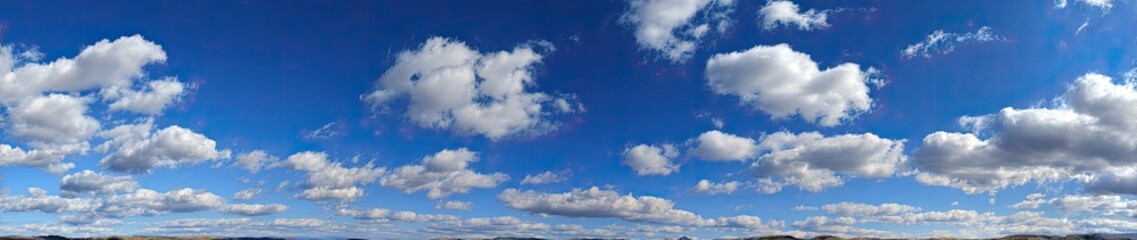 Obraz premium Panoramic view of a partly cloudy blue sky