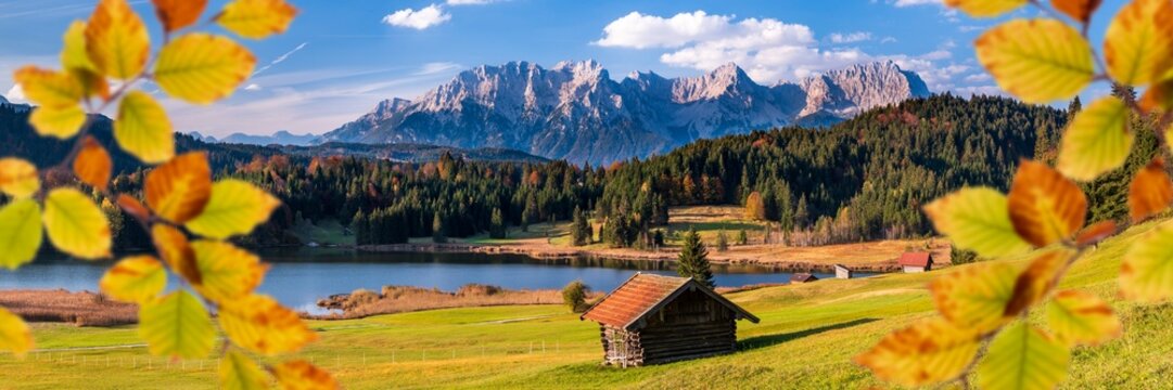 Eine farbige Herbstlandschaft an einem See in Bayern vor dem Karwendelgebirge  - FOTOMONTAGE - digital bearbeitet