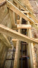 trabajadores en la piscinas.