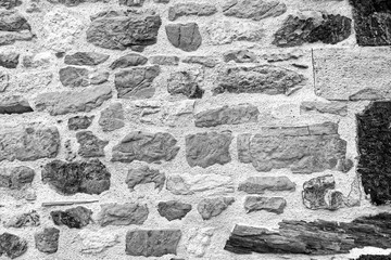 Mur de maison bretonne en noir et blanc.