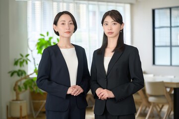 オフィスに並んで笑顔の日本人女性
