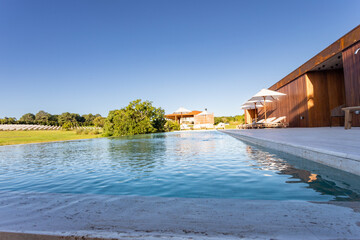 edificios y piscinas 