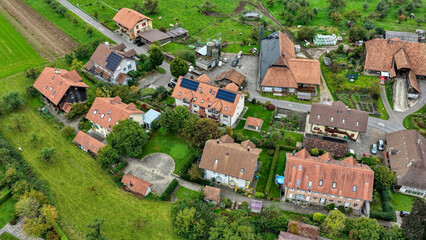 Ein Schloss in Schlosswil, Emmental, Kanton Bern, Schweiz an einem verregneten Tag im September 2025 