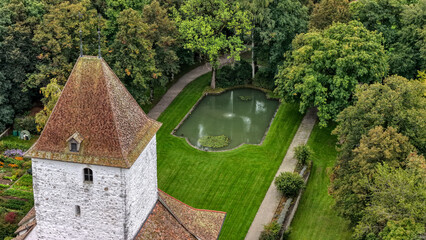 Ein Schloss in Schlosswil, Emmental, Kanton Bern, Schweiz an einem verregneten Tag im September 2025 