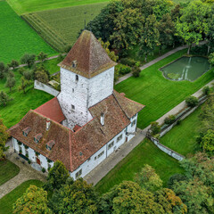Ein Schloss in Schlosswil, Emmental, Kanton Bern, Schweiz an einem verregneten Tag im September 2025 