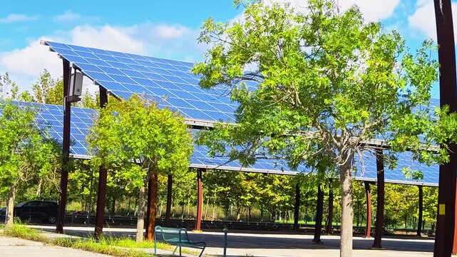 Pensiline fotovoltaiche sopra aree di sosta 